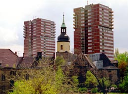 Kirche zwischen zwei Hauptverkehrsadern