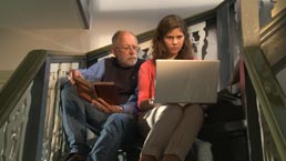 Gerd Eversberg und Vivien recherchieren